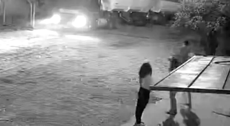 menino de 6 anos morre atropelado por caminhão na frente da família