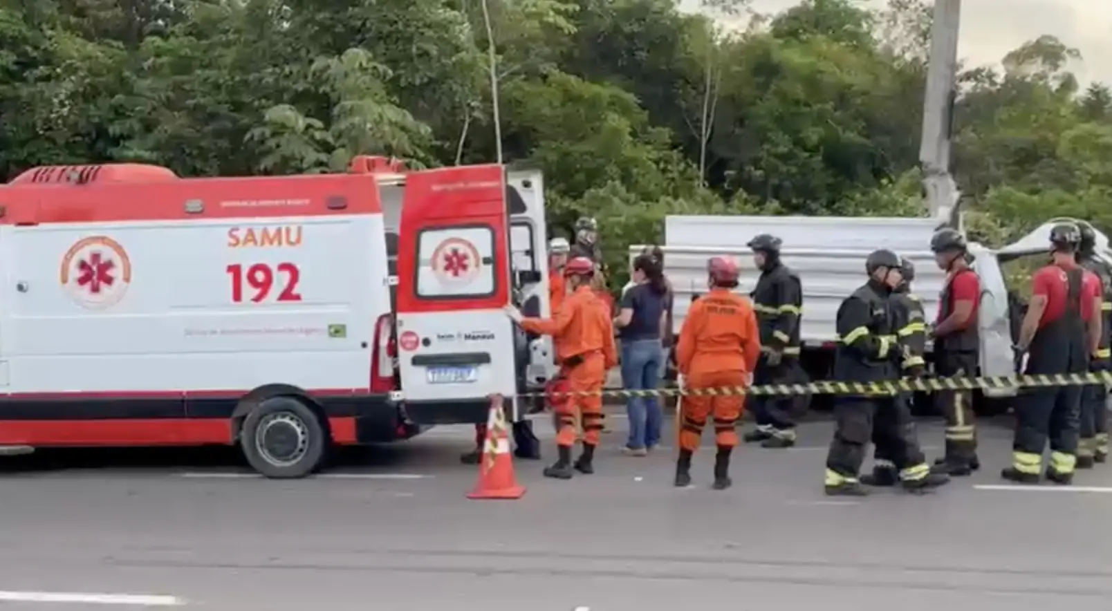 idoso fica preso às ferragens em grave acidente na avenida do Turismo
