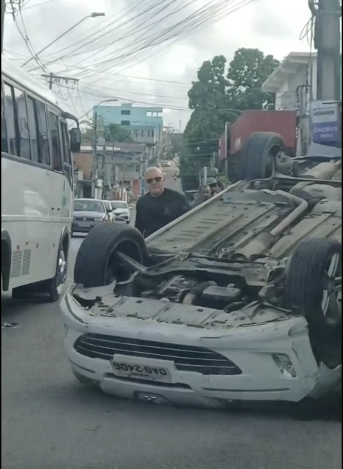 Carro capota e interdita avenida no Novo Aleixo