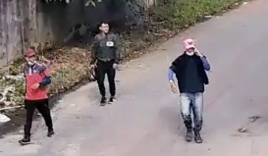 Veja o momento em que criminosos armados invadem concessionária, trocam tiros e fogem no bairro Cidade de Deus