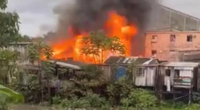 incêndio de grandes proporções destrói casas e deixa moradores em pânico no São Jorges