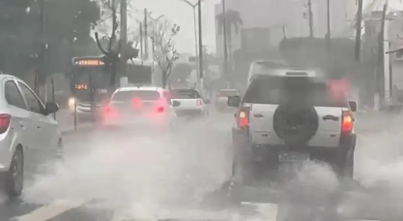 Chuva forte atinge Manaus nesta segunda (4) e eleva risco de alagamentos