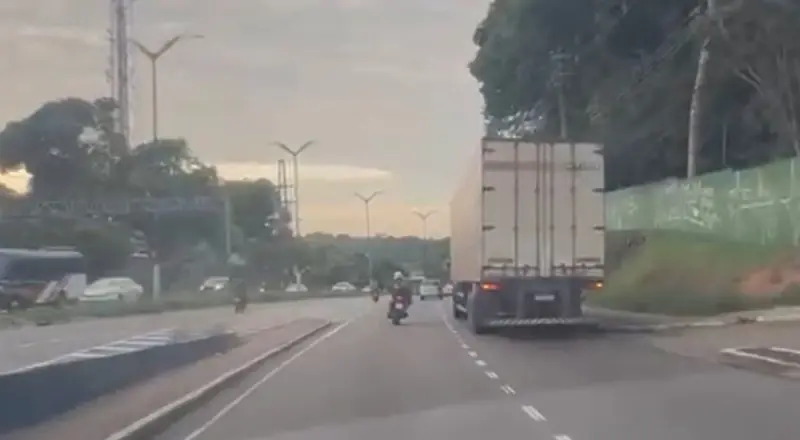motoqueiro é esmagado por caminhão na Bola do Coroado