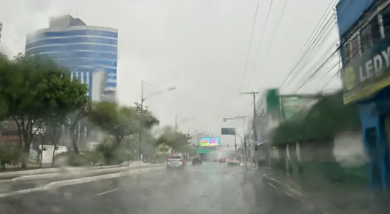 Manaus amanhece debaixo de chuva e previsão indica temporais ao longo deste domingo (31)