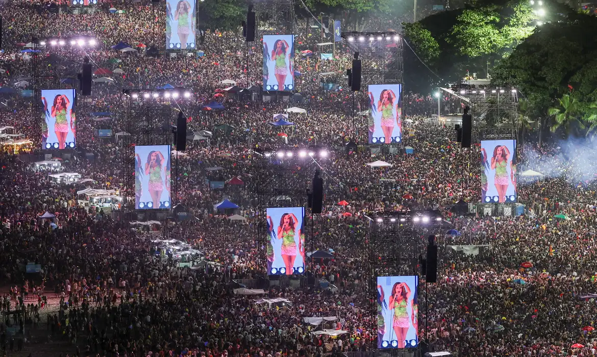 Mais de 2 milhões de pessoas assistem ao show de Shakira em Copacabana