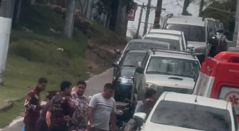 motoqueiro sofre grave acidente no bairro Flores; veja