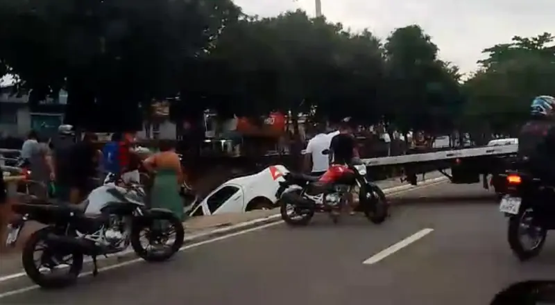 Carro despenca em igarapé da Avenida Brasil durante acidente em Manaus