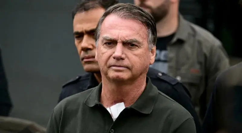 Cirurgia de Bolsonaro ocorre sem intercorrências, aponta boletim médico