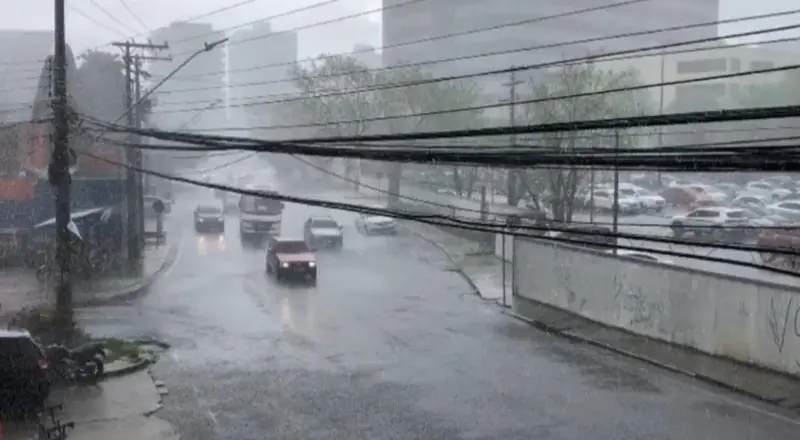 Chuva intensa coloca Manaus em alerta para risco de enxurradas e alagamentos nesta quarta-feira (6)