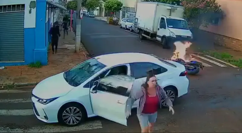 Moto explode após motoqueiro ser arremessado em grave acidente