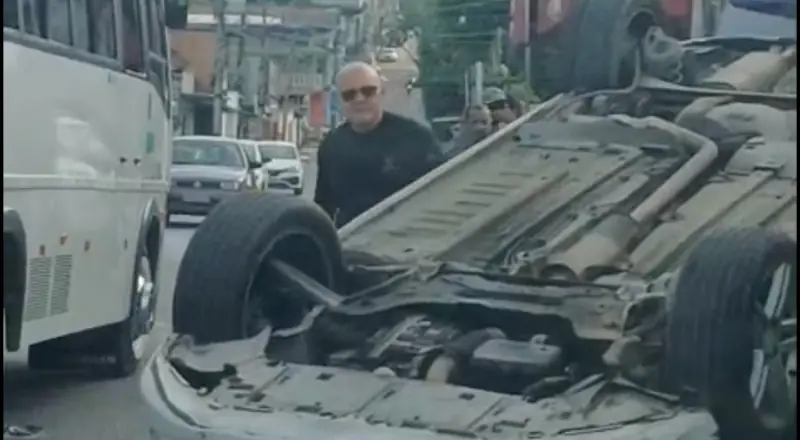 carro capota e interdita avenida no Novo Aleixo