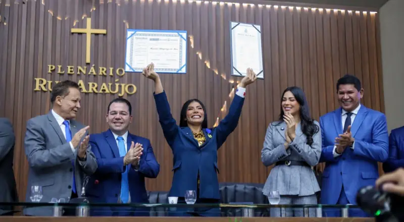 Marciele Albuquerque é homenageada com a Medalha Ruy Araújo e o Título de Cidadã do Amazonas
