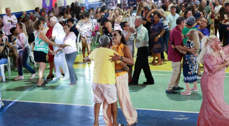 Prefeitura de Manaus reúne mais de 1,5 mil pessoas idosas no 'Bolerão no Parque – Especial Dia das Mães'