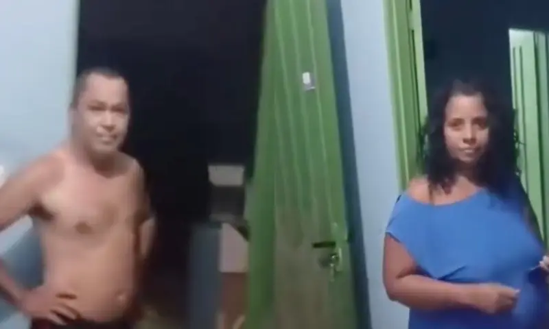 mulher chega mais cedo em casa e flagra o marido com a amante