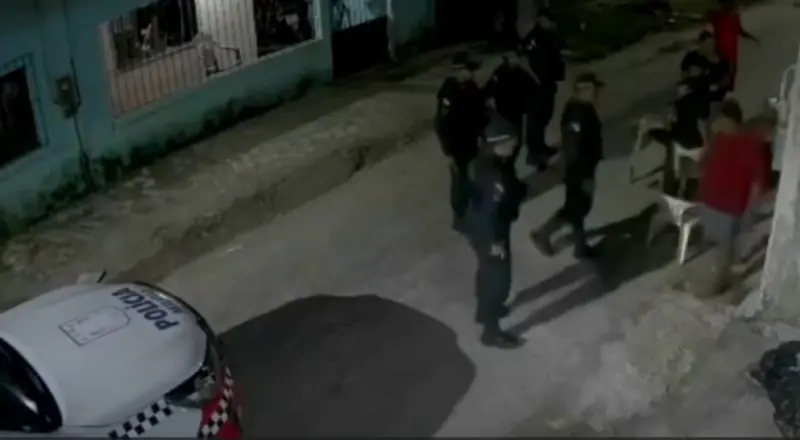 viatura da PM chega no exato momento em música alta citava a polícia
