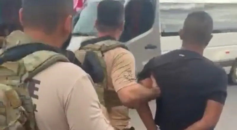 Homem é preso por tentar matar policial dentro de viatura em Manaus