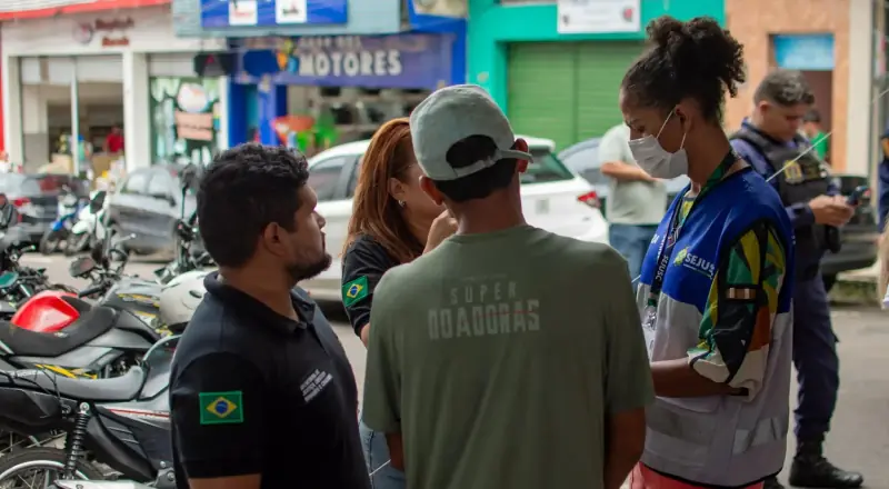 Sejusc e TJAM levam serviços de cidadania à população em situação de rua no Centro de Manaus