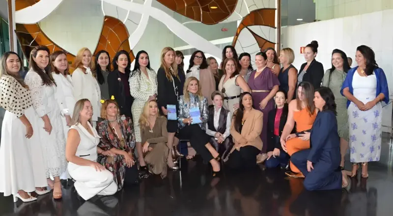 Lançamento da 2ª edição do livro 'Virando Páginas' em Brasília fortalece rede de apoio entre mulheres