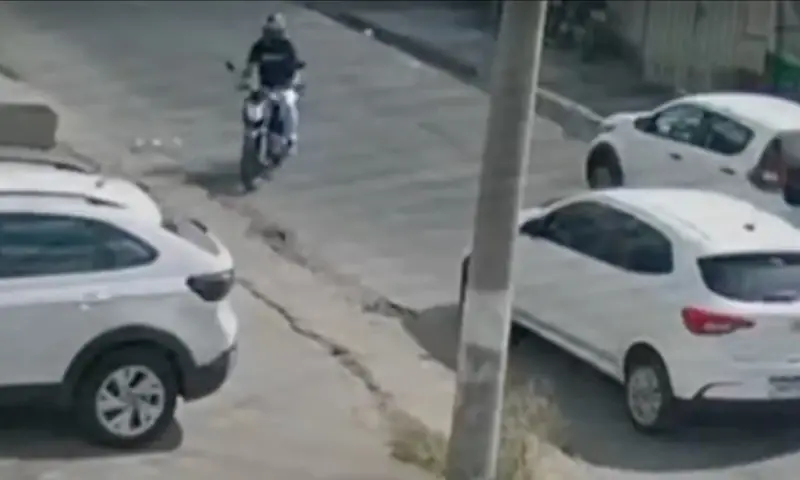 veja momento em que homem é atropelado e executado com tiros de fuzil no meio da rua