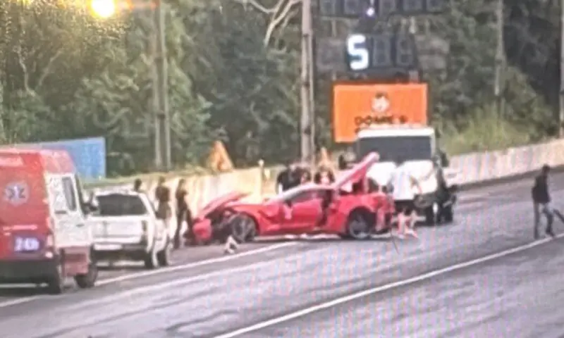 Acidente em pista de arrancada termina com carro destruído na Amazonas Dragway