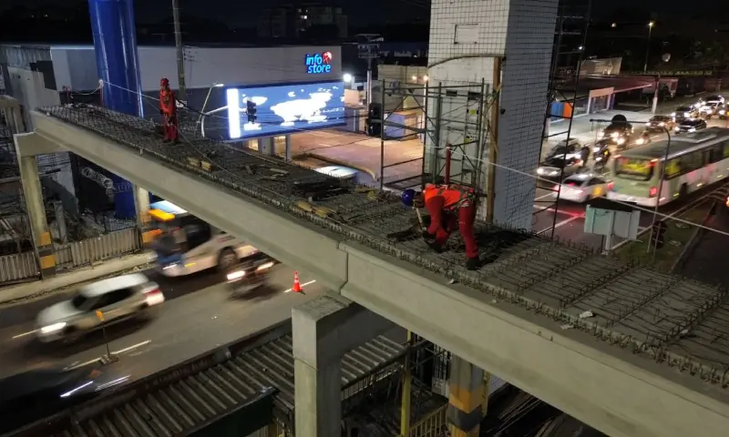 Prefeitura de Manaus avança na reconstrução da passarela da avenida Torquato Tapajós com obra noturna
