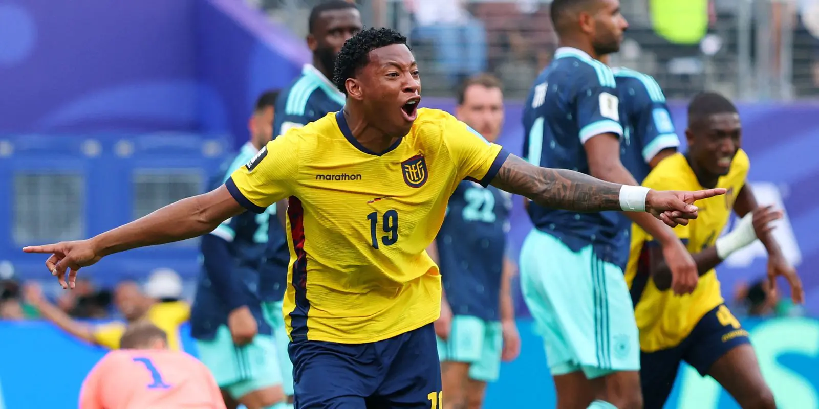 Equador vence Alemanha de virada e avança na Copa
