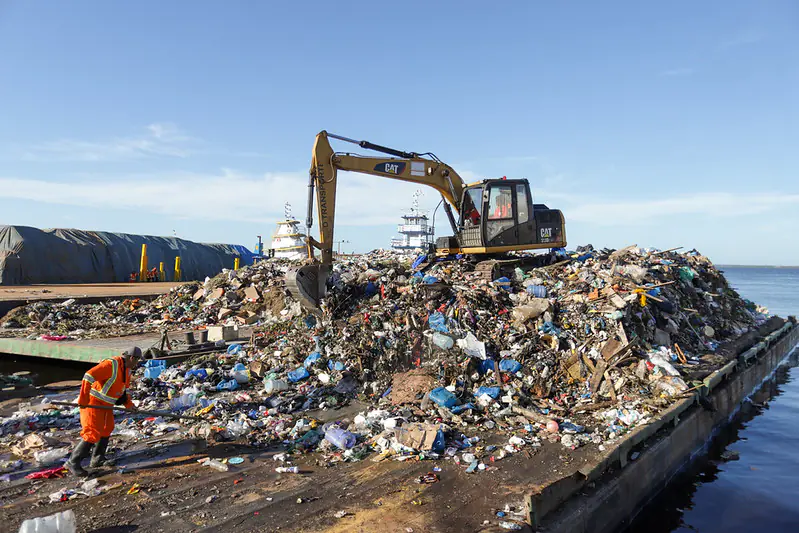 Mais de 400 toneladas de lixo são removidas em nova ação de limpeza nos igarapés de Manaus