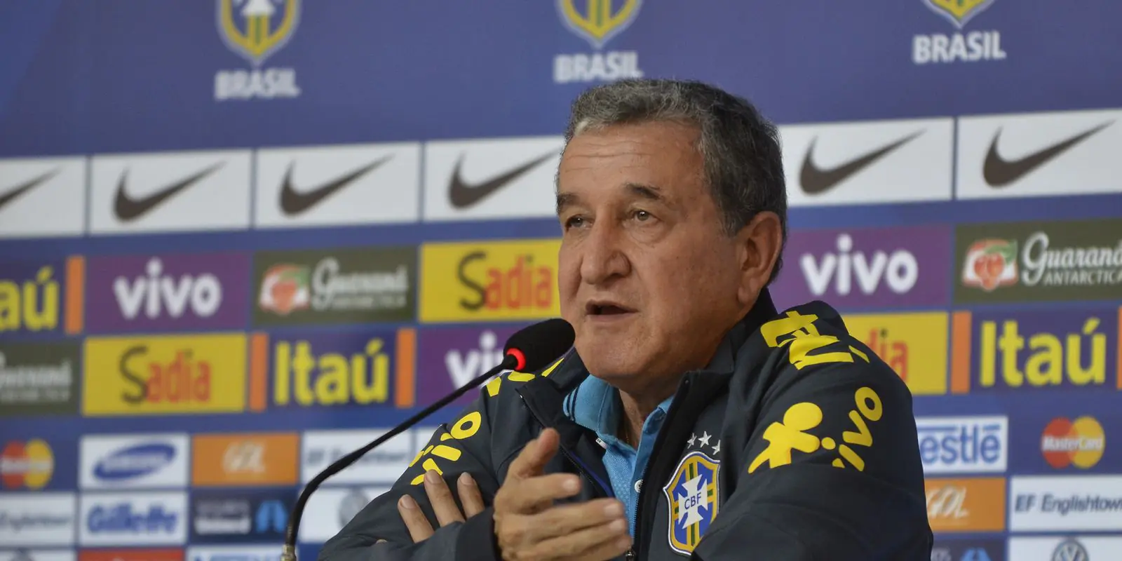 Técnico do Tetra, Parreira apresenta melhora na UTI após tratamento