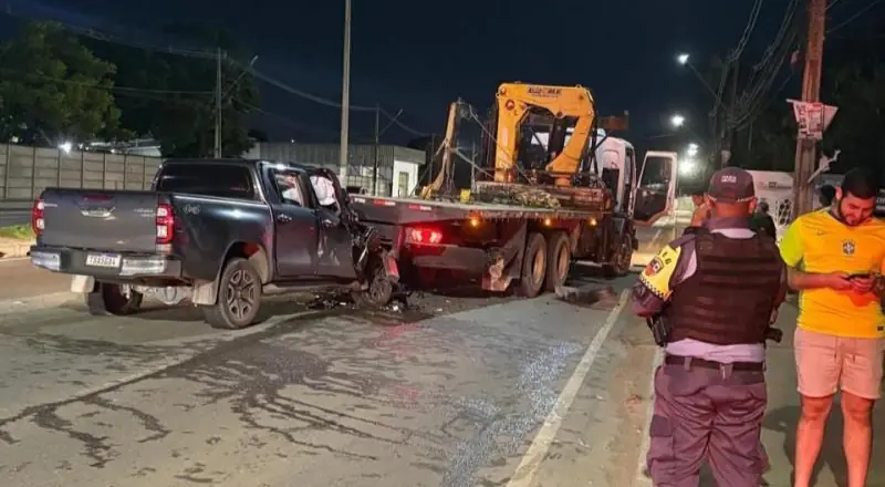 Empresário escapa da morte após bater picapi na traseira de caminhão em Manaus