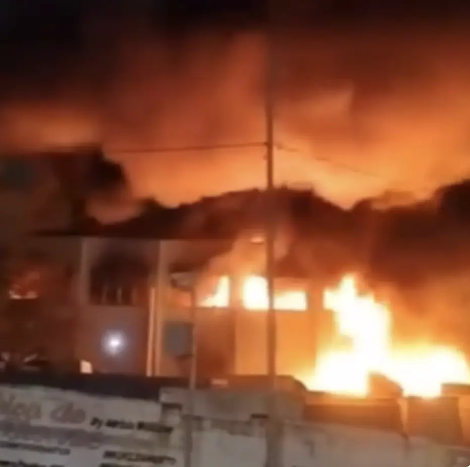 Veja o momento em que estrutura é tomada pelas chamas durante incêndio em Guarulhos