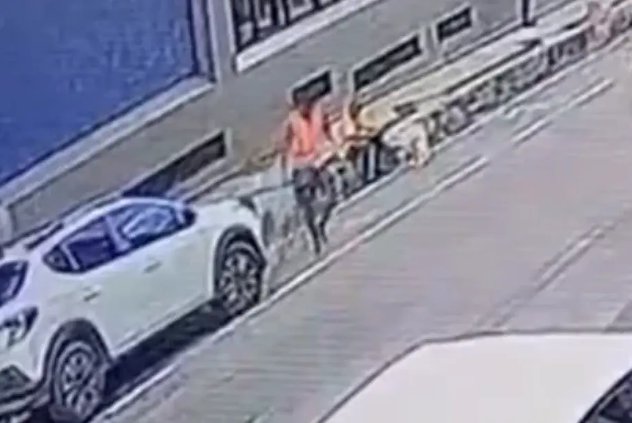 Veja momento que turista é esfaqueado na cabeça após desentendimento com flanelinha