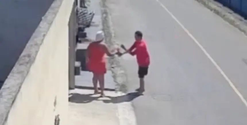 homem finge pedir água e assalta moradora na frente dos filhos em Manaus