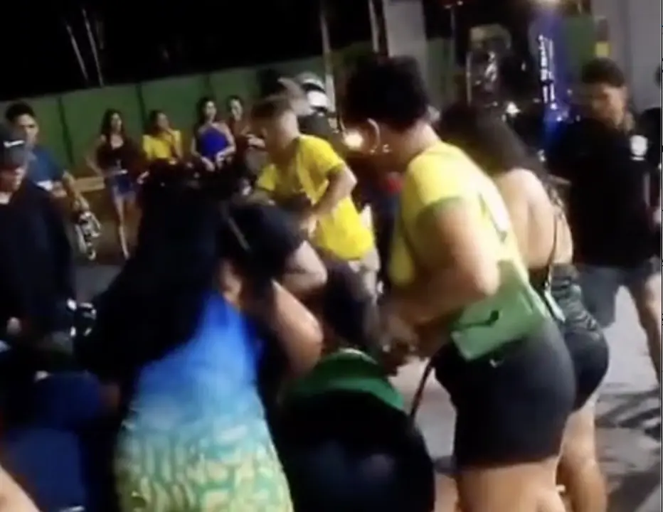 confusão após jogo termina em campeonato de puxão de cabelo e murros em posto de combustíveis no AM