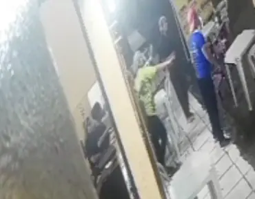 Funcionários do Ponto do Kikão são flagrados agredindo cliente em Manaus