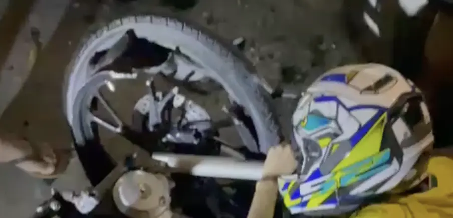 Cenas fortes: veja imagens minutos após acidente que matou motociclista no bairro Nossa Senhora das Graças, em Manaus