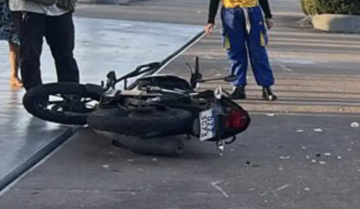 Urgente: motociclista é arremessado após colisão violenta com carro na Avenida Mário Ypiranga