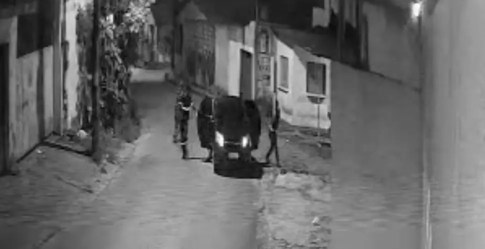 Veja o momento em que PM reage após ter a casa invadida, acerta balaço no peito de criminoso e deixa outro ferido na Cidade Nova