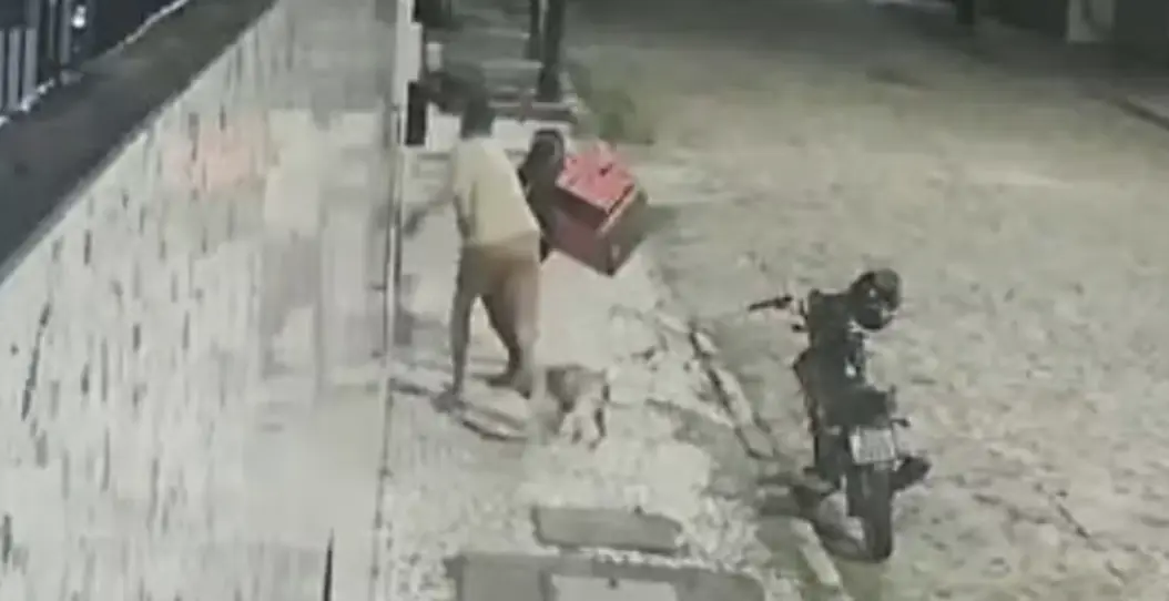 Veja o momento em que sargento da PM atira e faz do entregador um ‘alvo vivo’ no meio da rua; cenas fortes