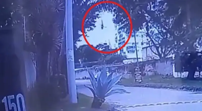 Novas imagens mostram momento em que helicóptero despenca