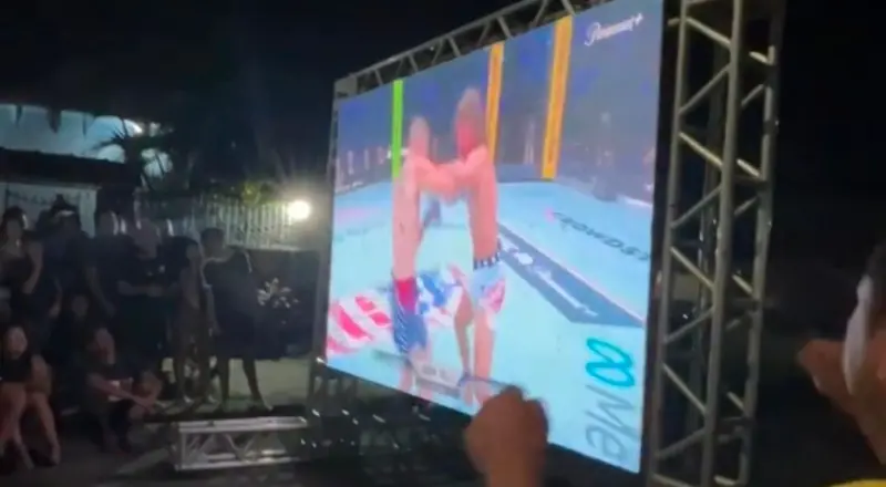 Diego Lopes nocauteia rival no UFC e leva o Mutirão ao delírio
