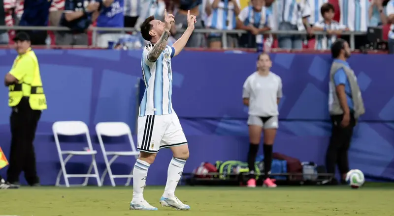 Messi vira maior artilheiro das copas e brilha na estreia da Argentina contra a Argélia