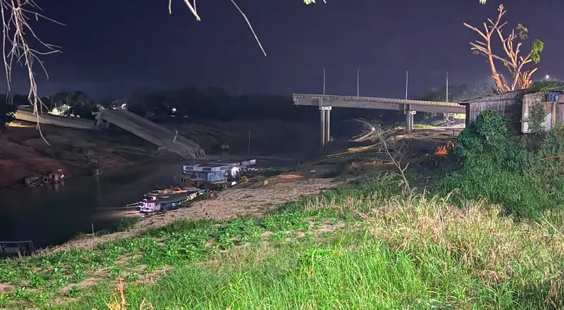 ponte de R$ 32 milhões desaba no Acre e homem fica preso sobre escombros