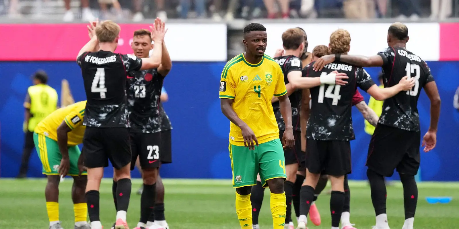Com gol no final, Canadá avança às oitavas da Copa