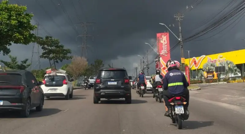 Temporal atinge Manaus pela manhã e acende alerta para motoristas e regiões ribeirinhas.