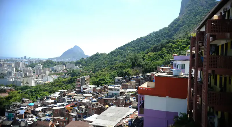 Moradores e turistas enfrentam momentos de terr0r durante operação na comunidade Dona Marta