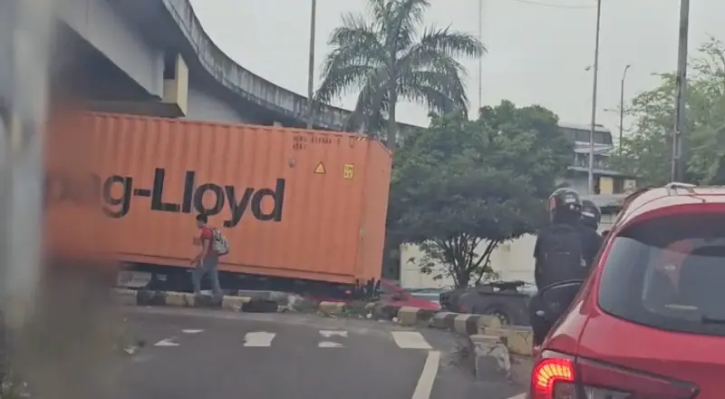 Contêiner se desprende e deixa Bola do Coroado congestionada na manhã de segunda-feira (1º/6)