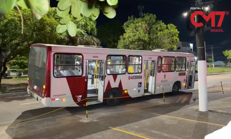 Trio é preso após trocar tiros com a ROMU e fazer arrastão em ônibus da linha 418, em Manaus