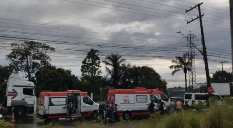 TRÂNSITO CAÓTICO! Acid3nte no distrito industrial envolvendo carro de passeio e carreta; veja registros