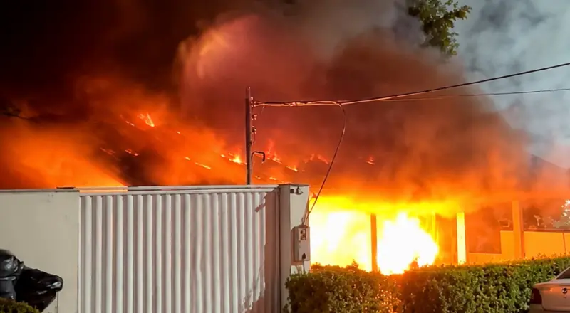 casa é destruída por incêndio na noite desta quinta-feira em Manaus