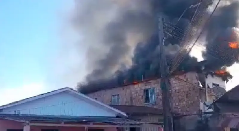 Incêndio assustador destrói residência inteira e causa pânico em Tefé
